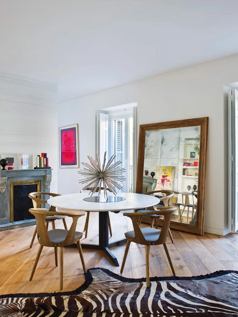 Proporción con la pared: no debe verse perdido ni invadirlo todo. 