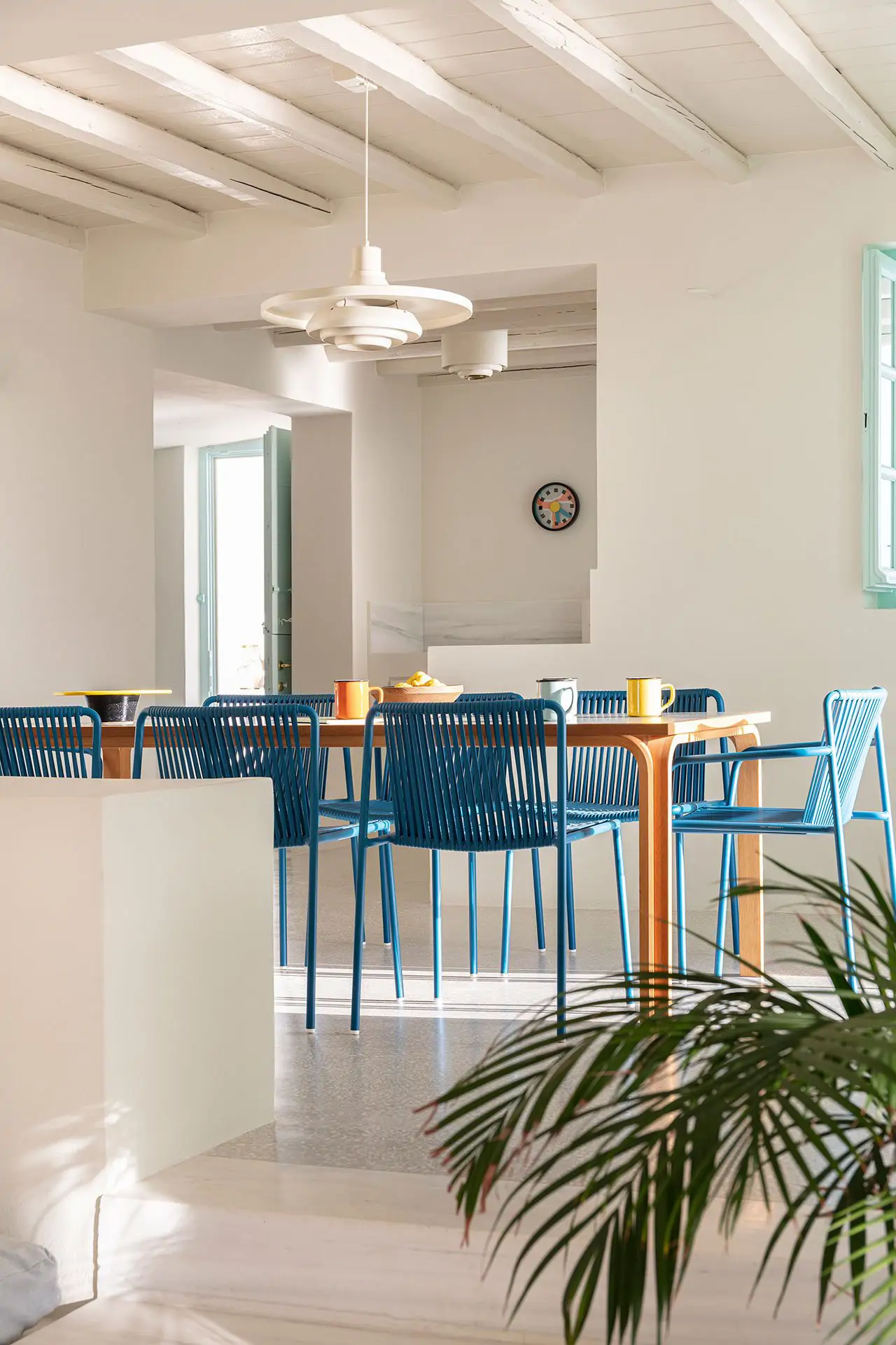 El azul es EL color del estilo mediterráneo que también consagra al blanco. 