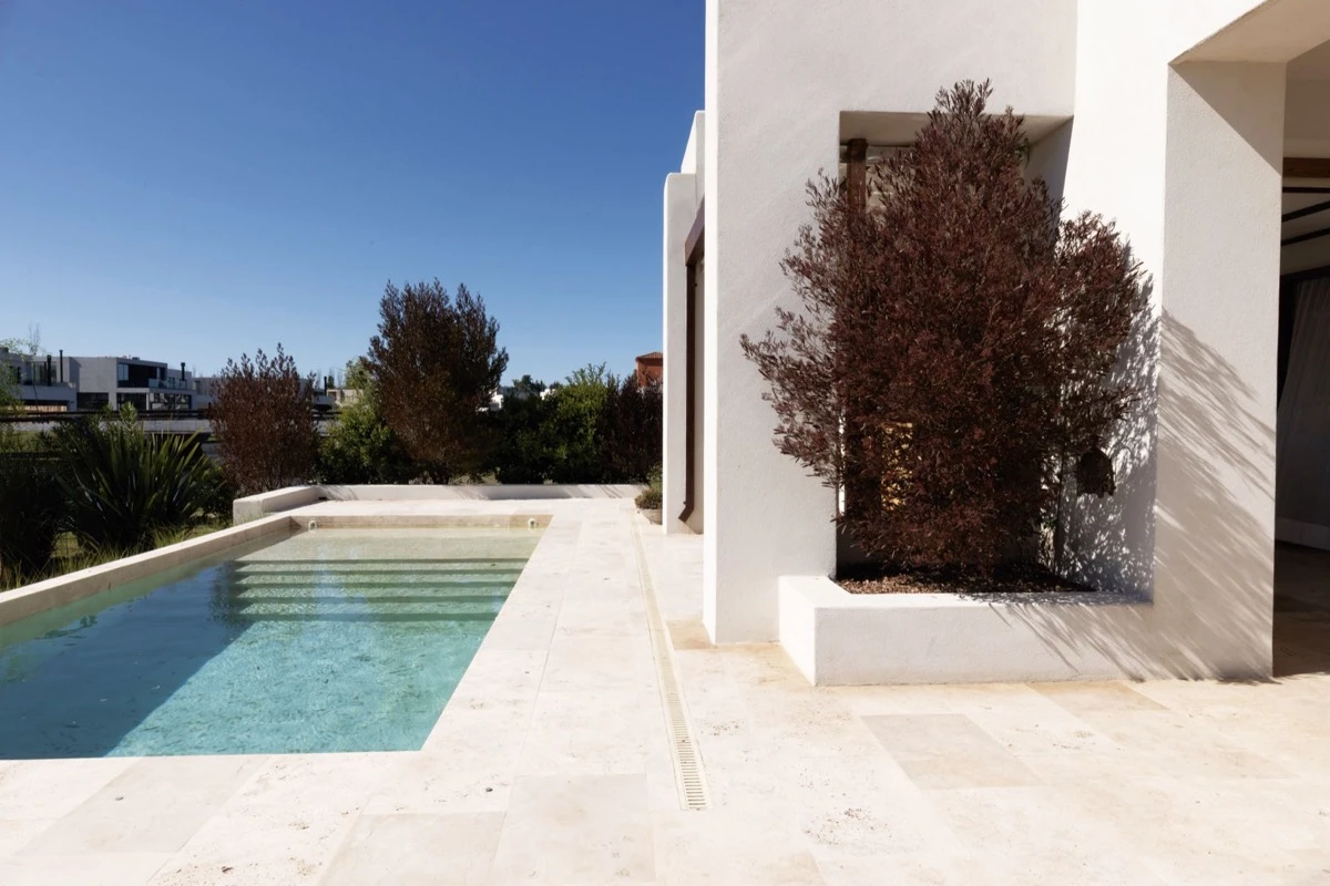 La pileta se extiende como una prolongación de la arquitectura. 