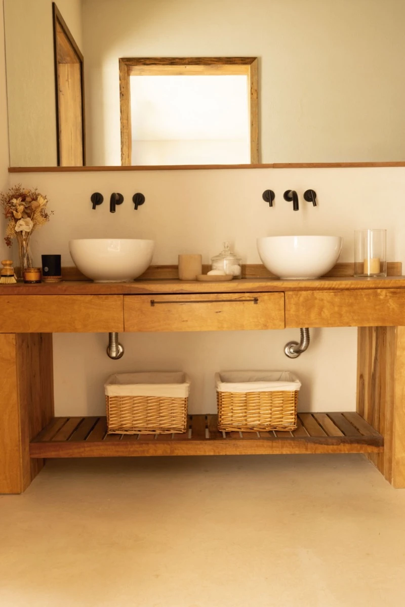 El baño principal logra un equilibro entre lo rústico y lo contemporáneo