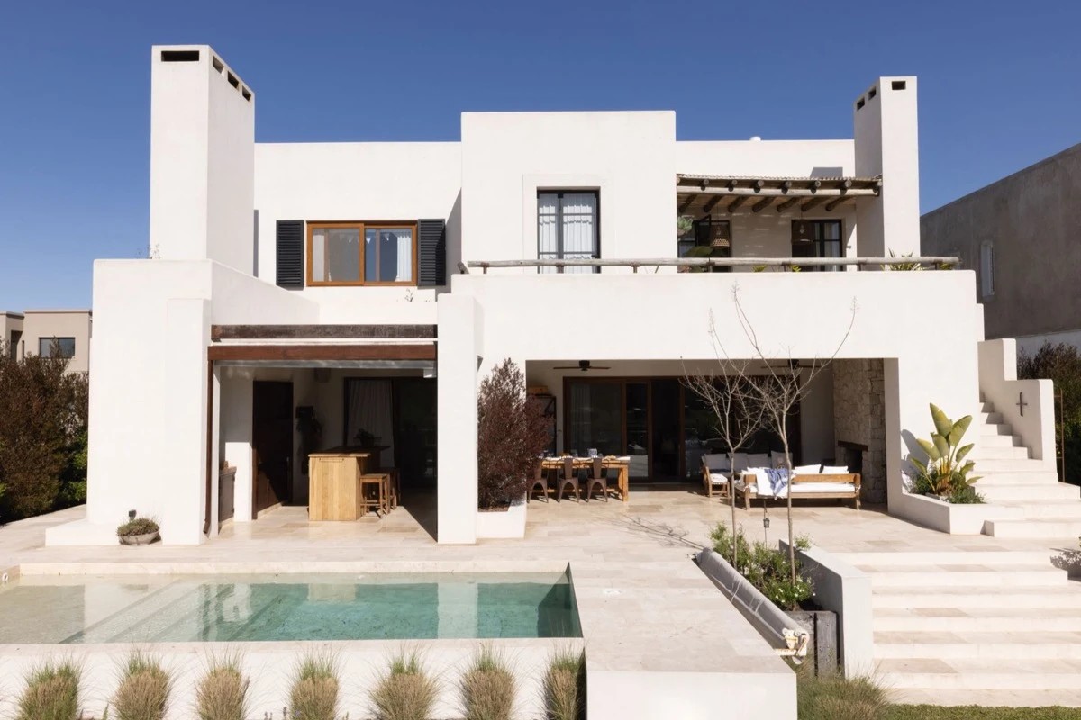 La fachada de la casa se presenta imponente y a la vez despojada