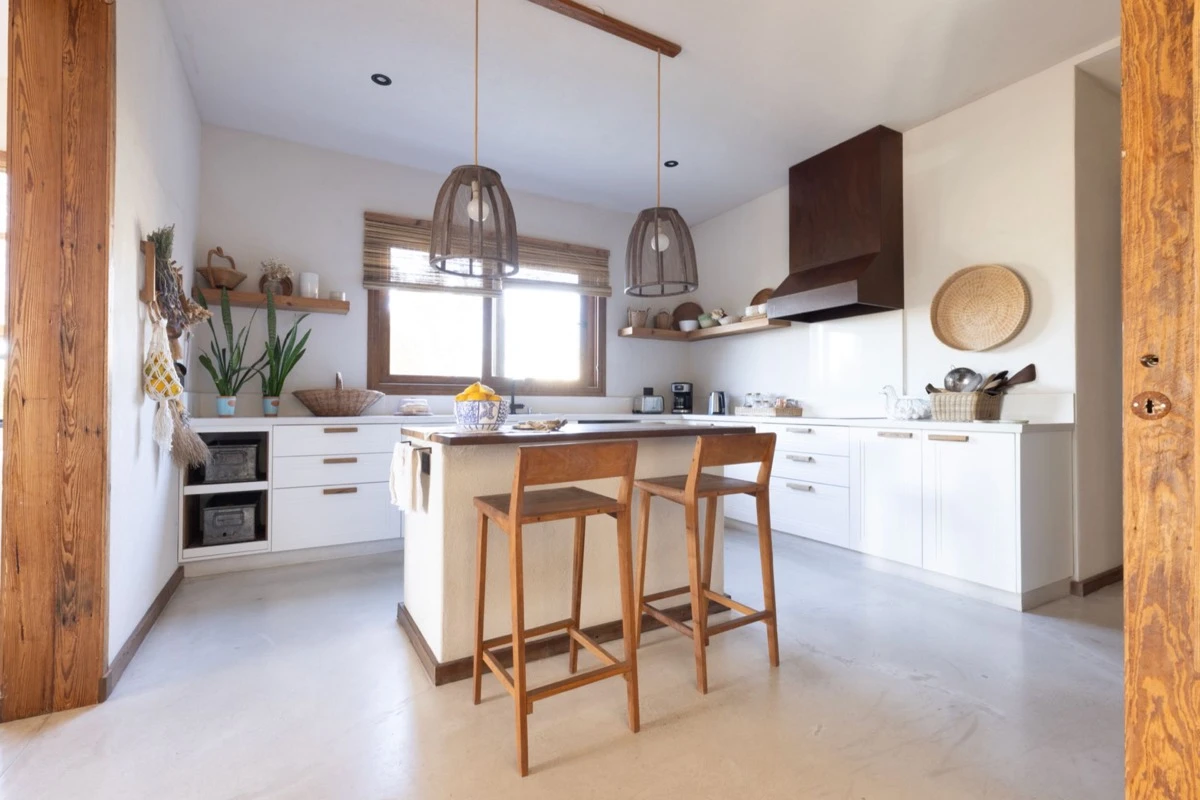 En la cocina, los materiales naturales se combina con las líneas simples y contemporáneas del mobiliario. 