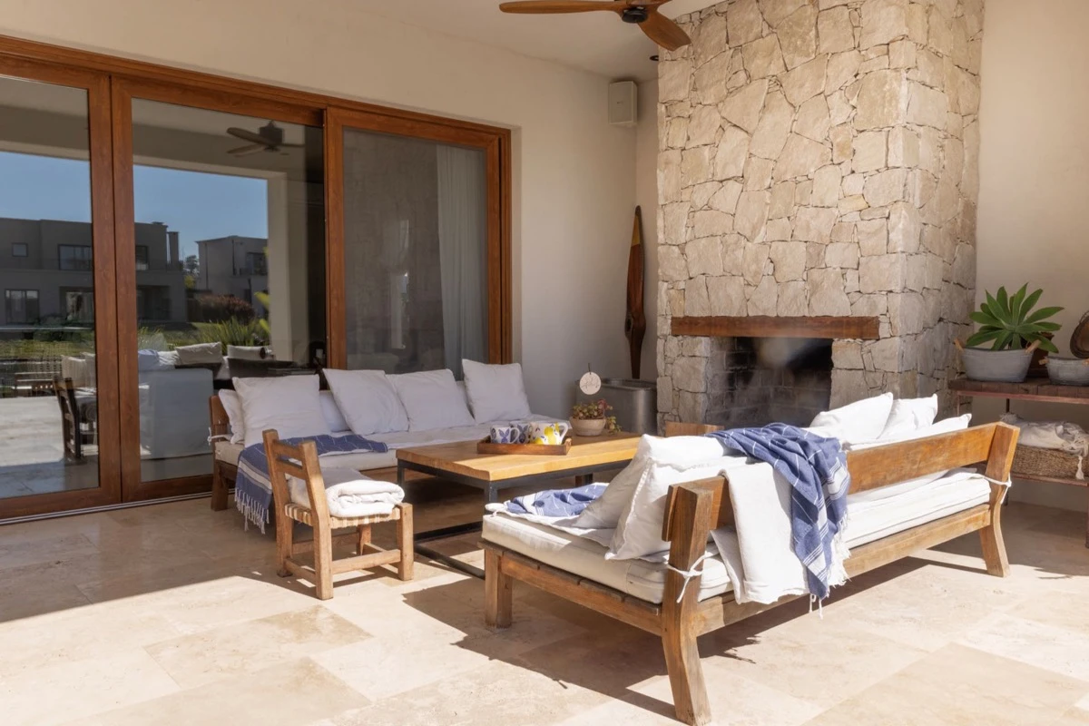 En cuanto a las aberturas, se trabajó con carpinterías de PVC y vidrio repartido, 