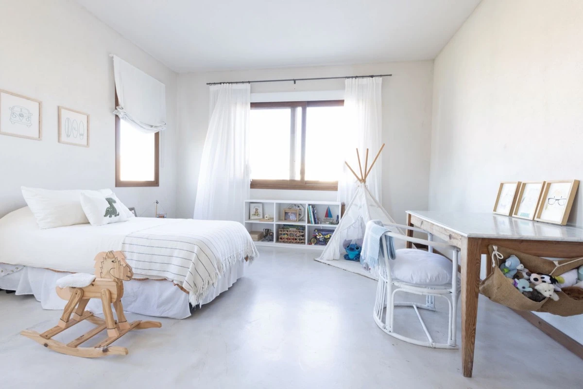  La base en tonos blancos y neutros genera amplitud y serenidad. 