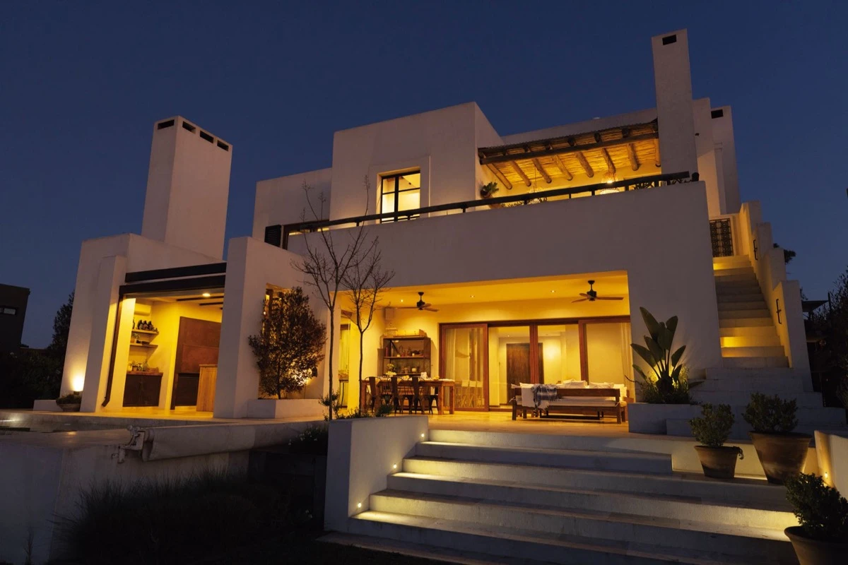 Al anochecer, la fachada se transforma y cobra una nueva identidad gracias a la iluminación cuidadosamente pensada.