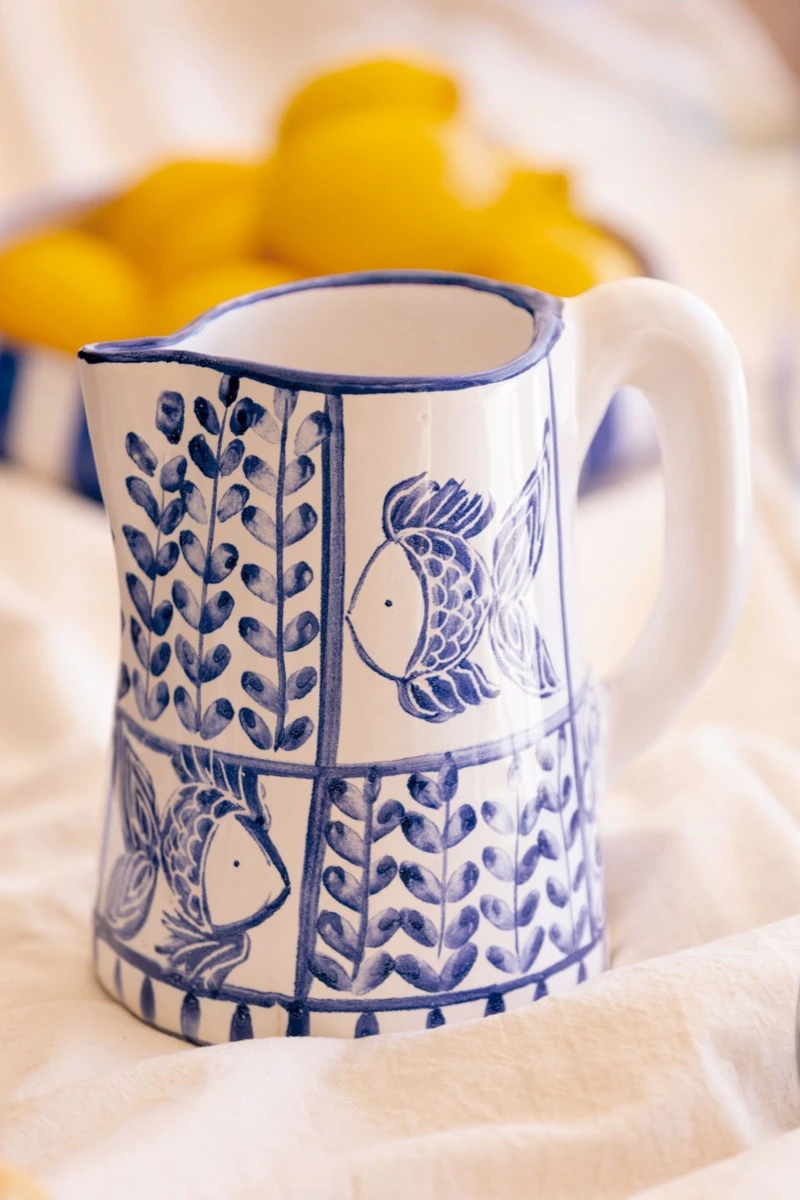 El toque mediterráneo dice presente en la vajilla artesanal en azul y blanco 