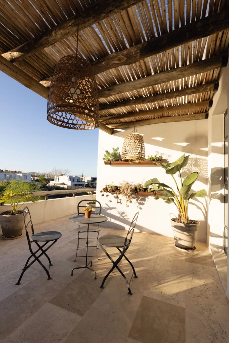 Un balcón privado al que se accede directamente desde el dormitorio principal. 