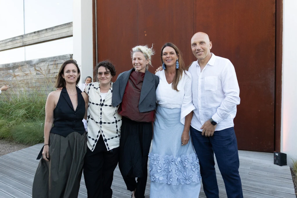 El equipo de la Fundación Cervieri Monsuarez junto a el artista1