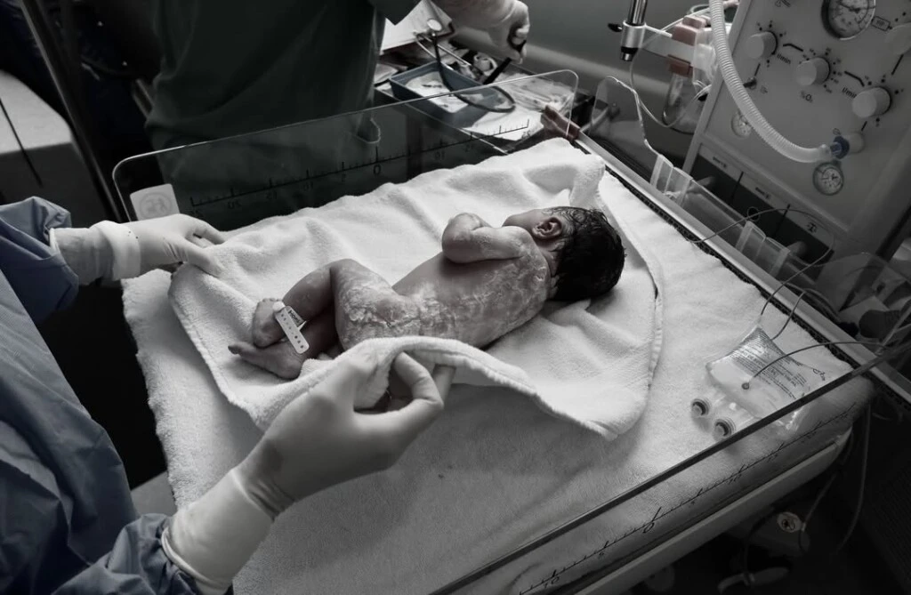 Las imágenes muestran a la beba recién nacida siendo arropada y abrazada por sus padres.