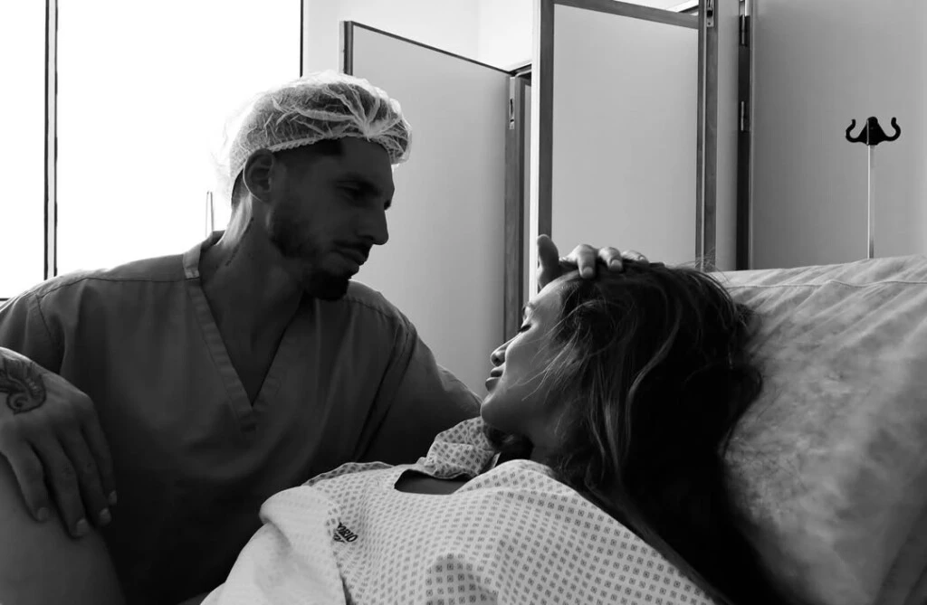 A lo largo de la secuencia, se destacan las miradas cómplices, las sonrisas compartidas y los pequeños gestos de cariño que dejan en evidencia un vínculo sólido.