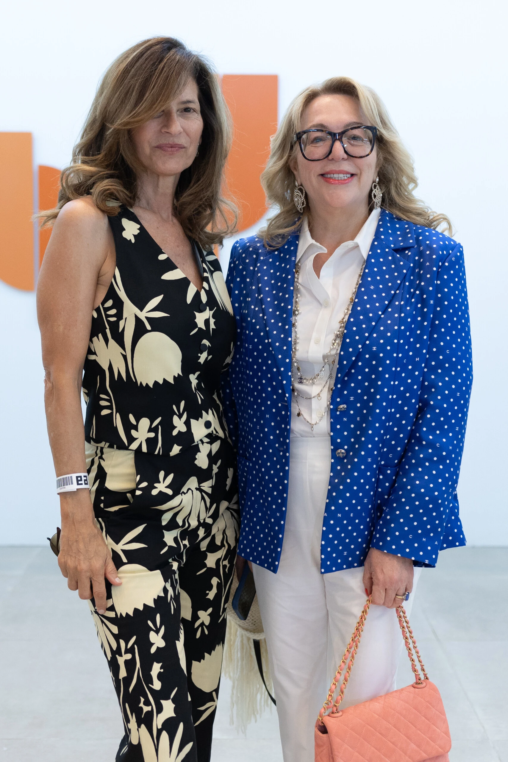 Elena Nofal y Andrea Arditti Schwartz en el preview de la feria Este Arte en José Ignacio