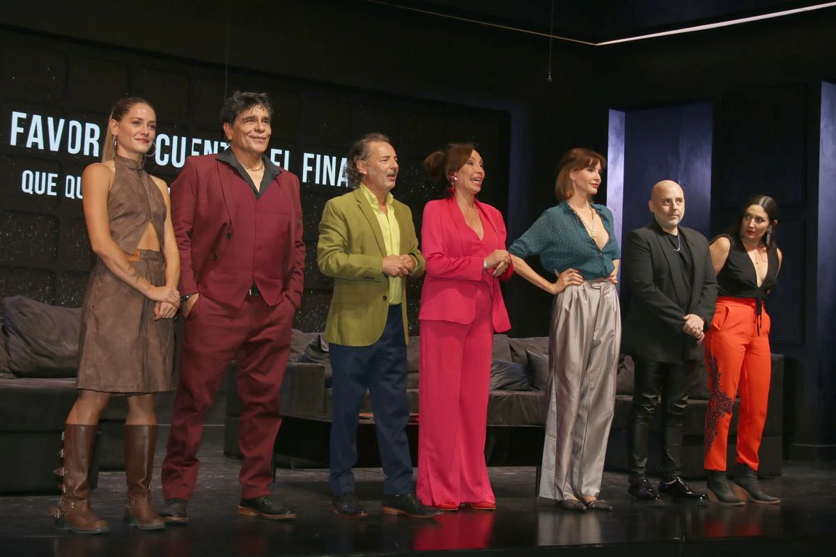 El elenco de "El divorcio del año" sobre el escenario. 