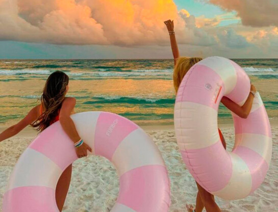 Ni colchoneta ni gomón: el flotador inflable rayado es el nuevo hit del verano en Punta del Este