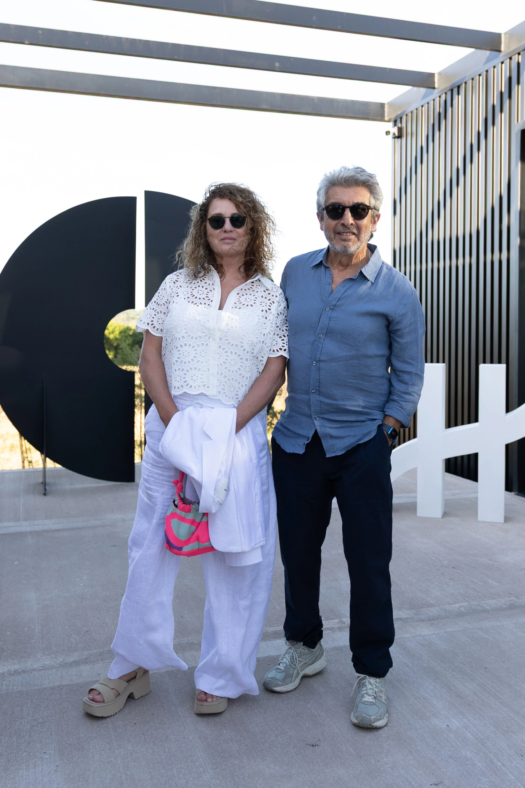 Florencia Bas y Ricardo Darin en la apetura de la tienda de Etiqueta Negra, Pulenta Estate y Porsche en José Ignacio