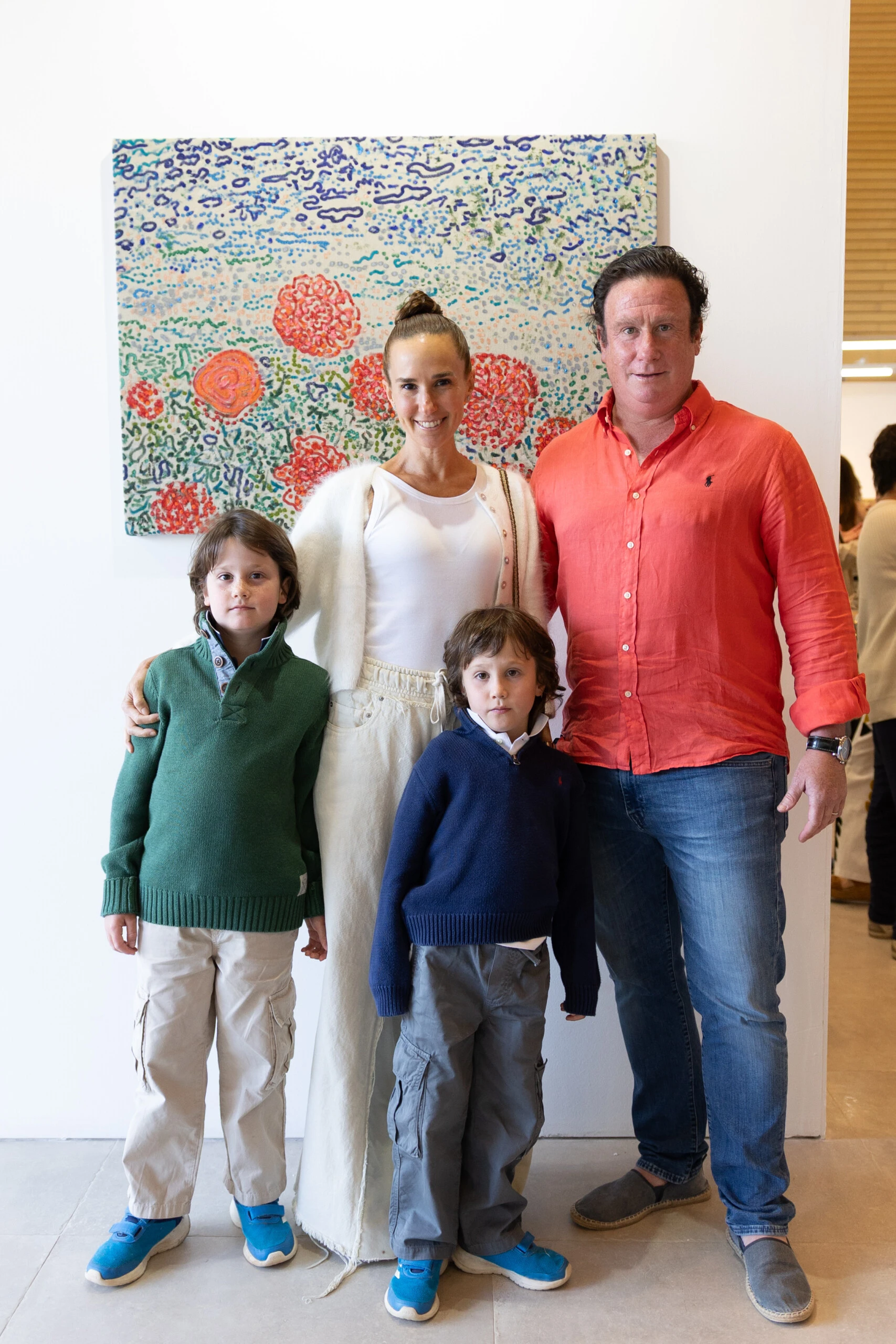 Florencia Binder y su familia en el preview de la feria Este Arte en José Ignacio