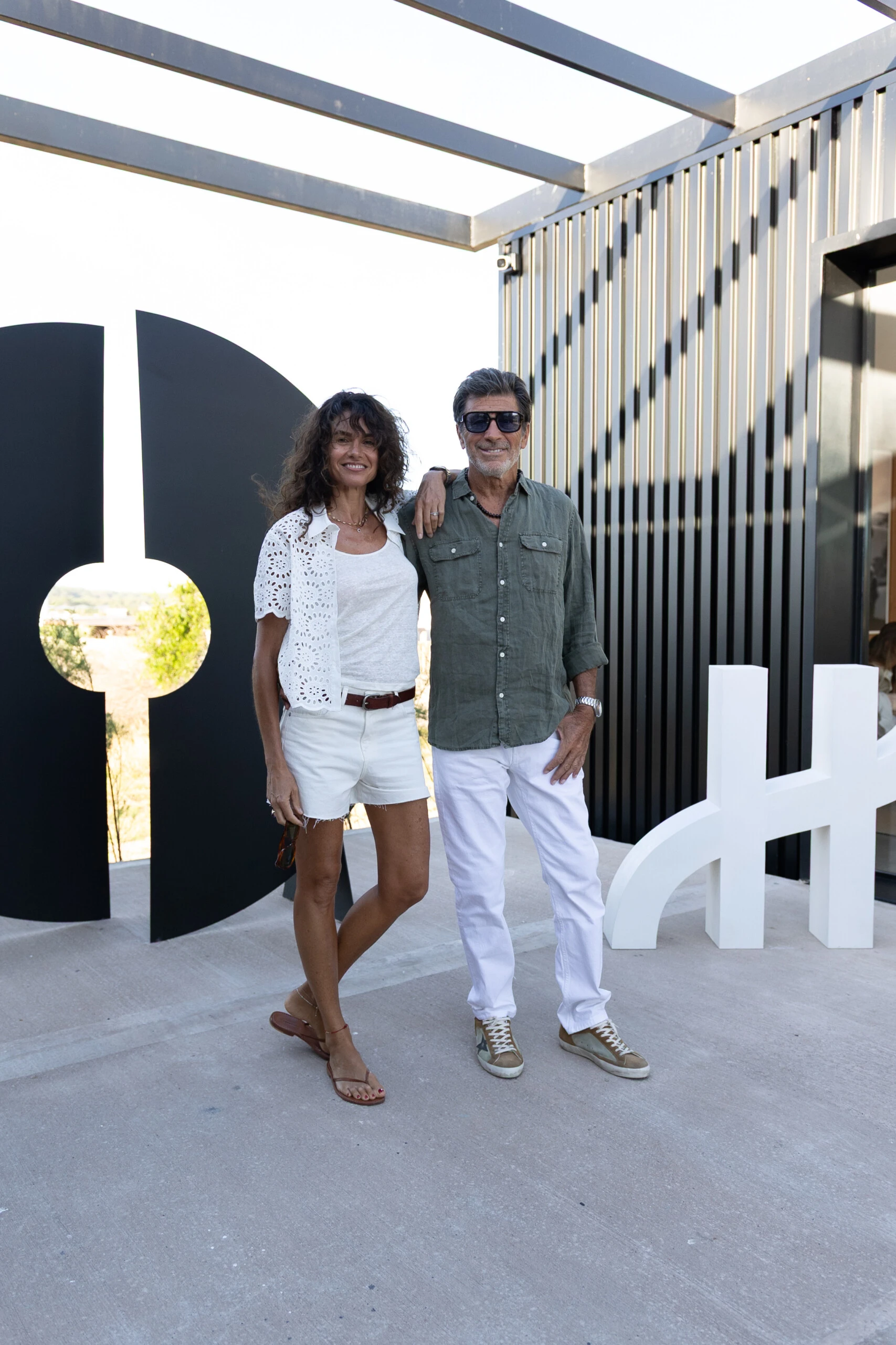 Florencia Raggi y Nico Repetto en la apertura de la tienda de Etiqueta Negra, Pulenta Estate y Porsche en Jose Ignacio
