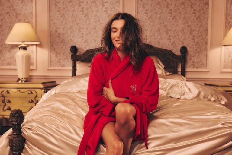 Hailey Bieber protagoniza la campaña de Victoria Secret.