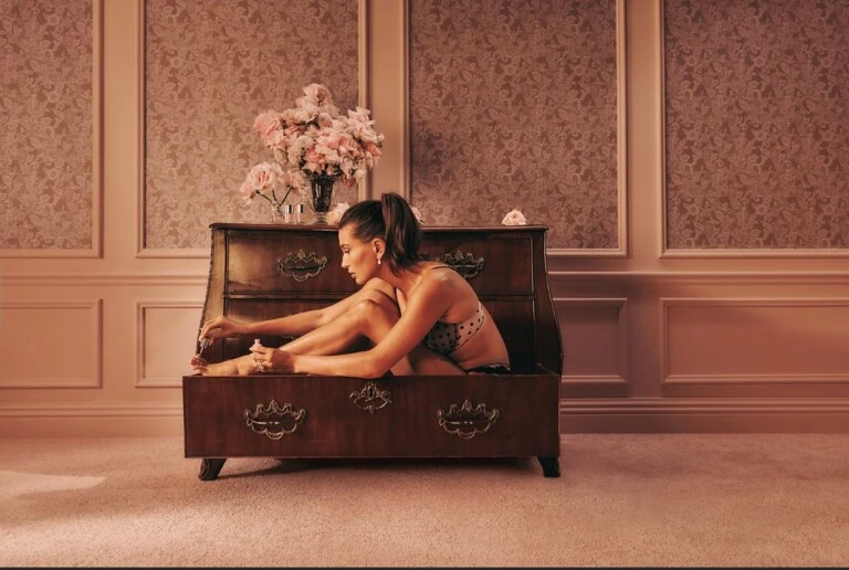 Hailey Bieber protagoniza la campaña de Victoria Secret.