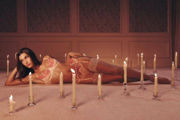 Hailey Bieber protagoniza la campaña de Victoria Secret.