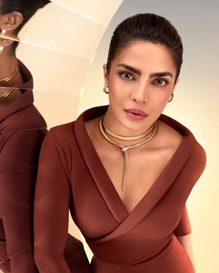 Anne Hathaway y Priyanka Chopra muestran las joyas de serpiente que son tendencia