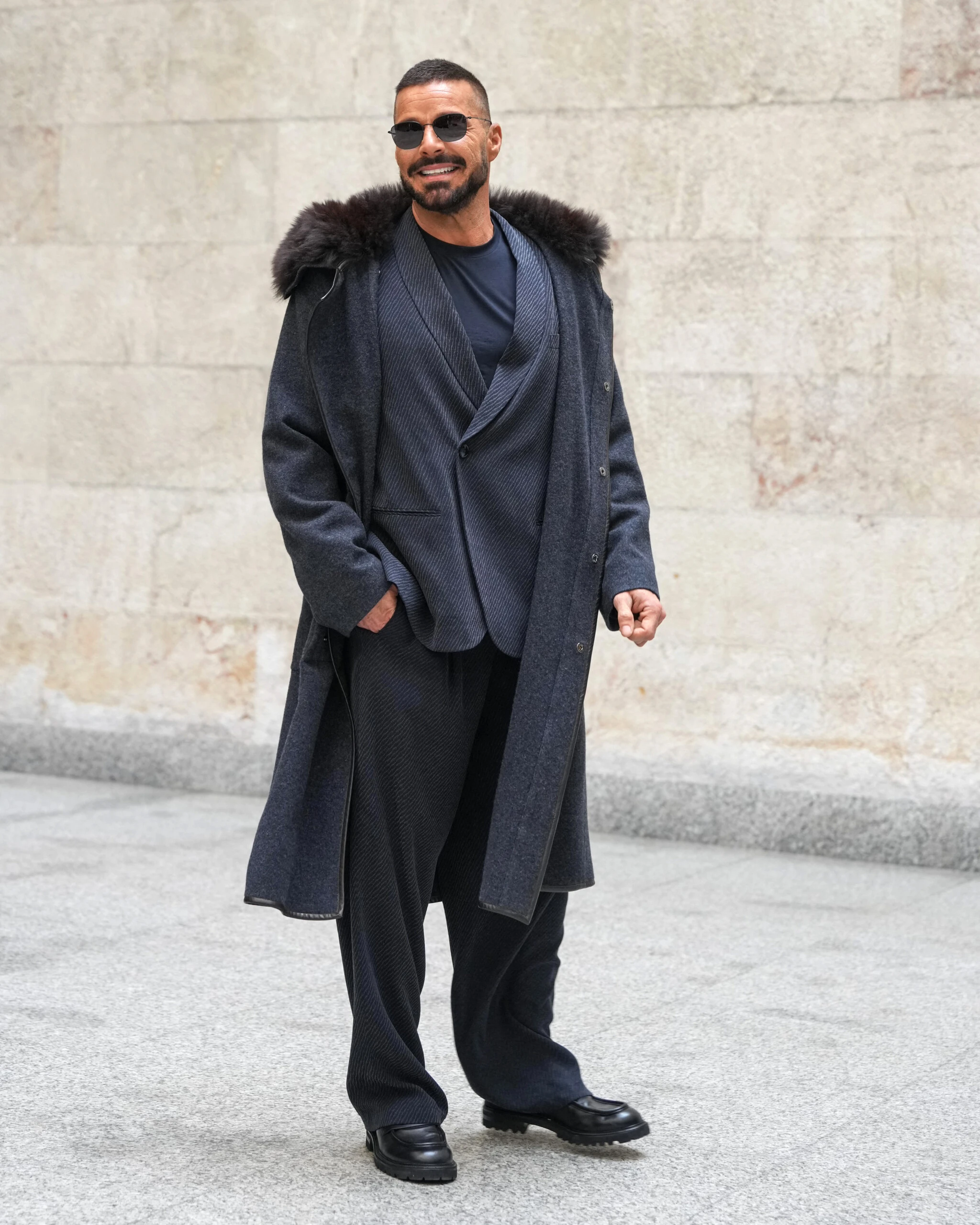 Ricky Martin llegando al desfile de Giorgio Armani en Milan, Italia.