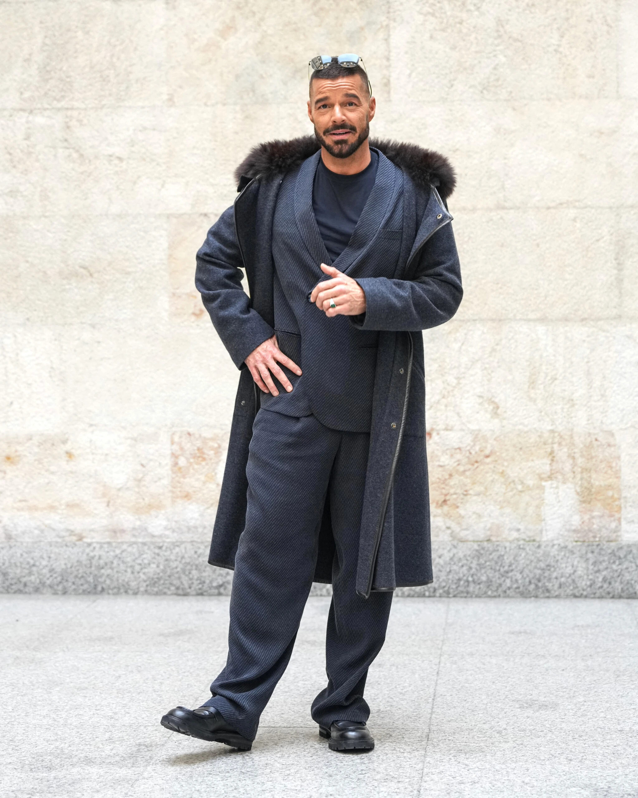 Ricky Martin llegando al desfile de Giorgio Armani en Milan, Italia.