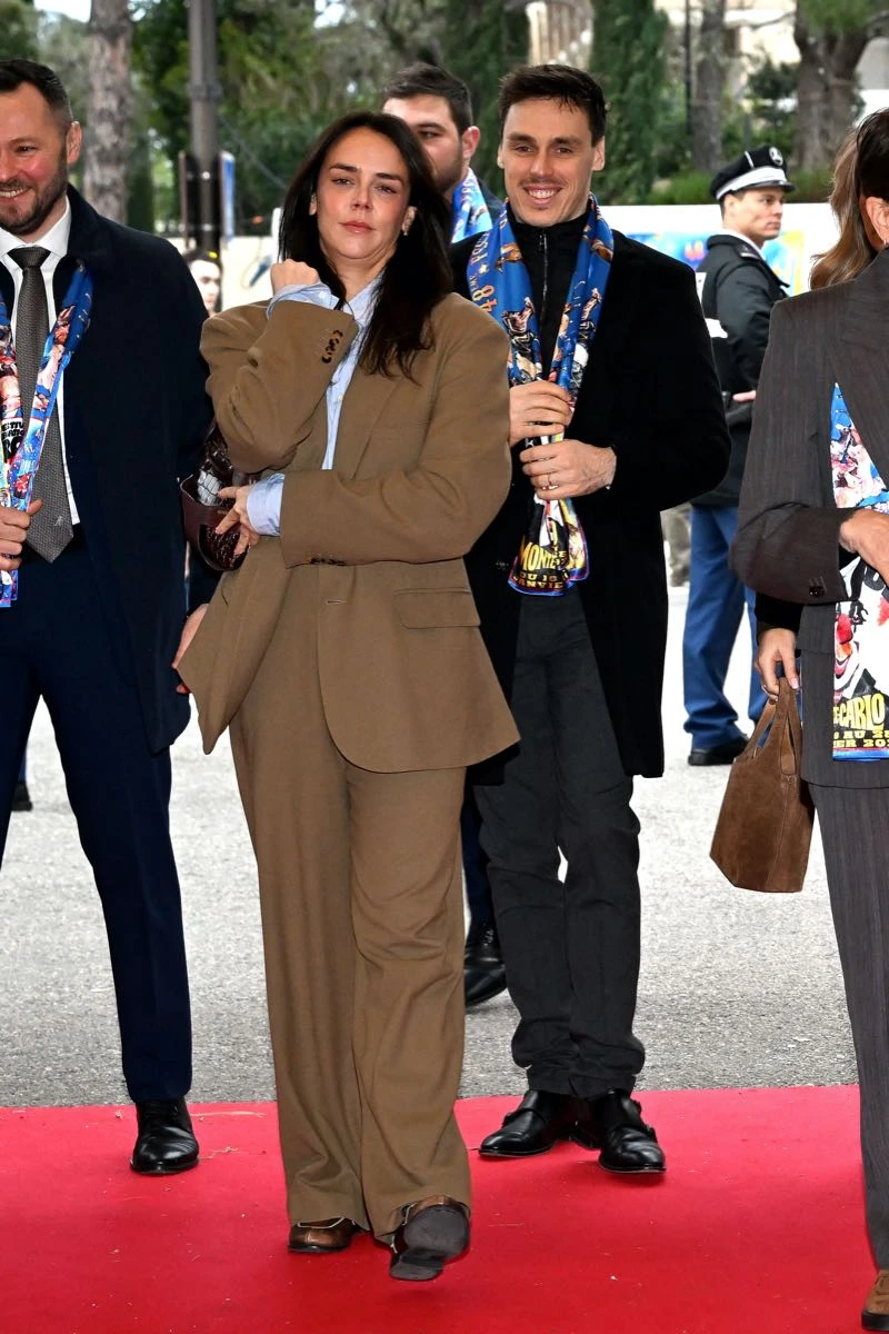 Pauline Ducruet adoptó un traje en calve oversize. 
