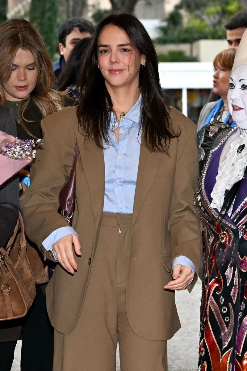 Pauline Ducruet adoptó un traje en calve oversize. 