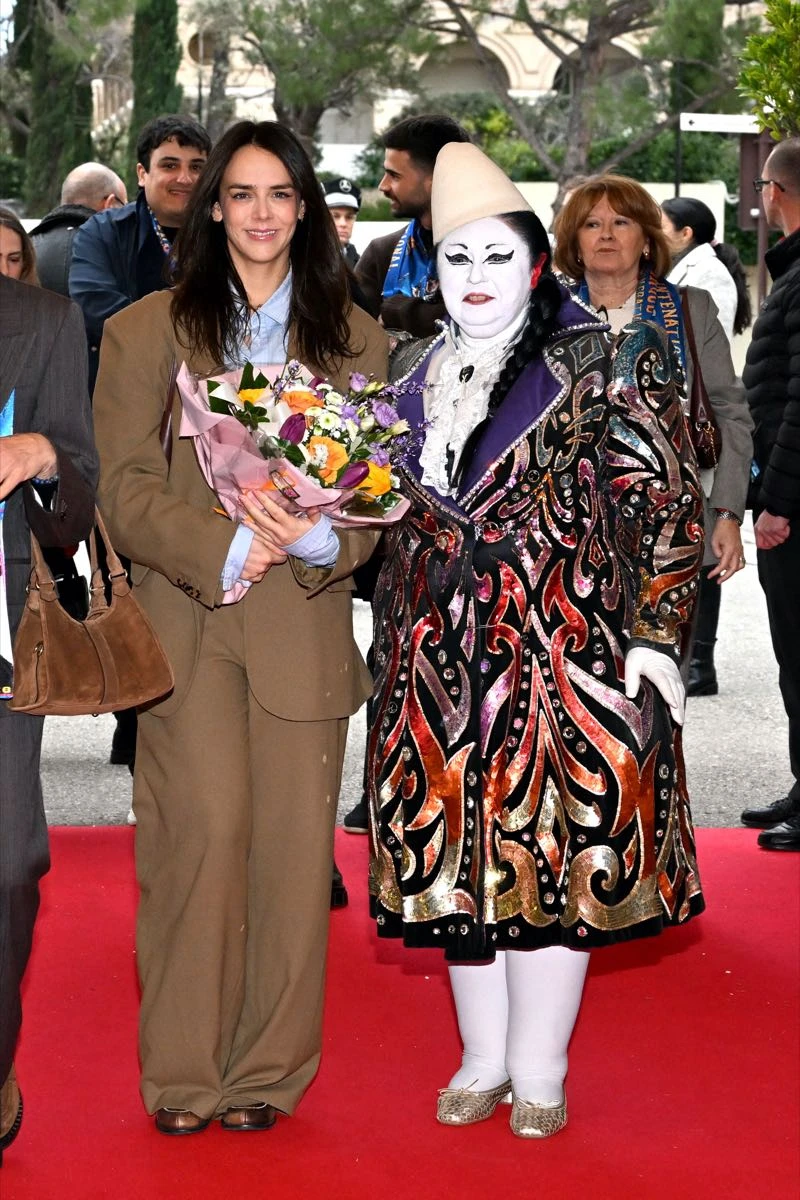 Pauline Ducruet adoptó un traje en calve oversize. 