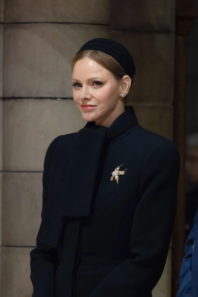 La princesa Charlène adelantó cuál será el abrigo estrella del invierno 2026.