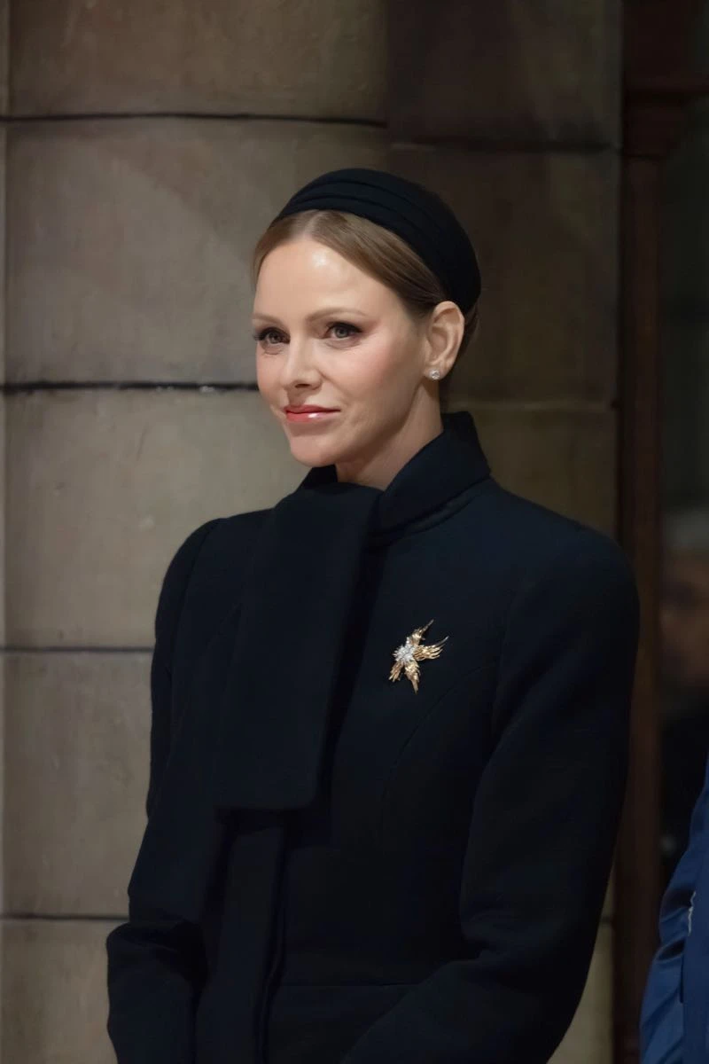 La diadema se lleva no sólo para emprolijar el peinado sino también para darle un toque especial al look.