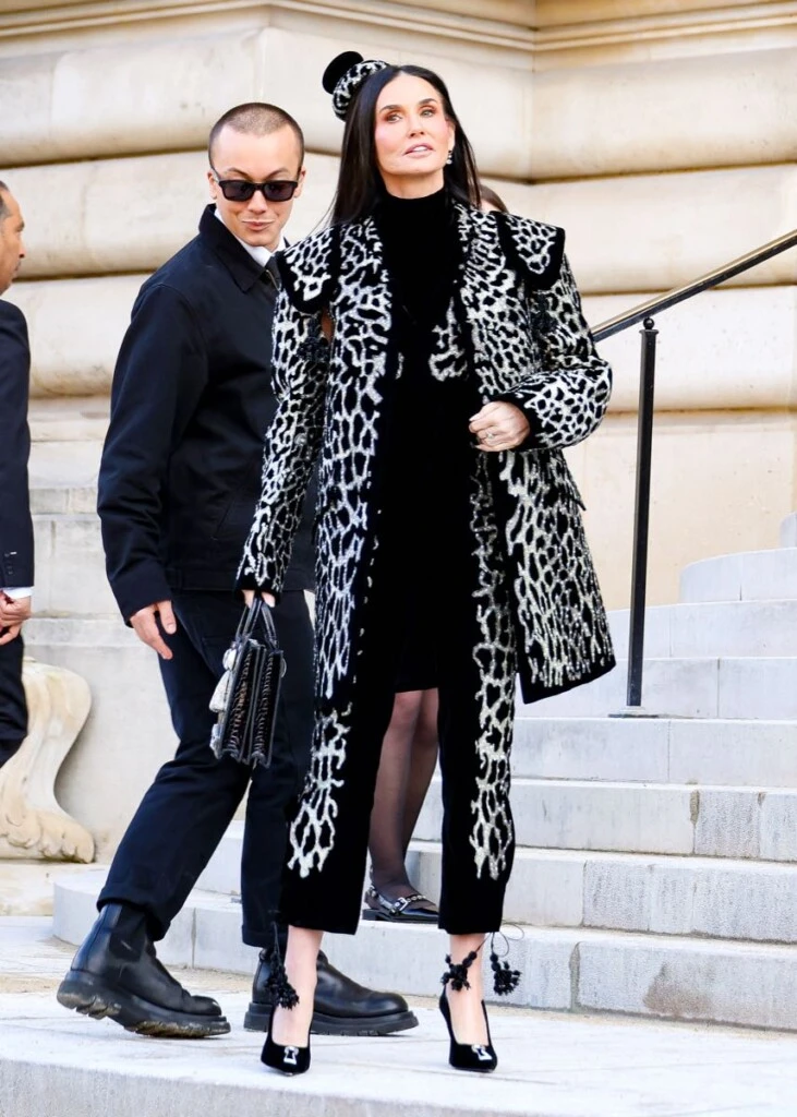 Demi Moore en el desfile de Schiaparelli en Paris Fashion Week
