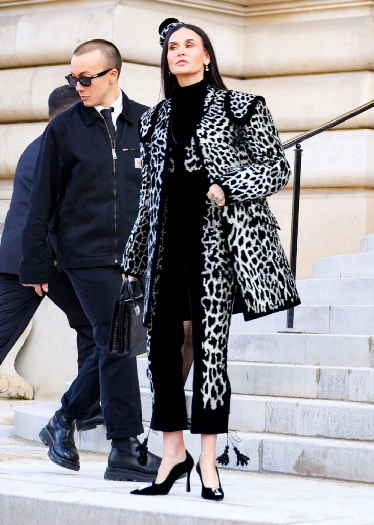 Demi Moore en el desfile de Schiaparelli en Paris Fashion Week