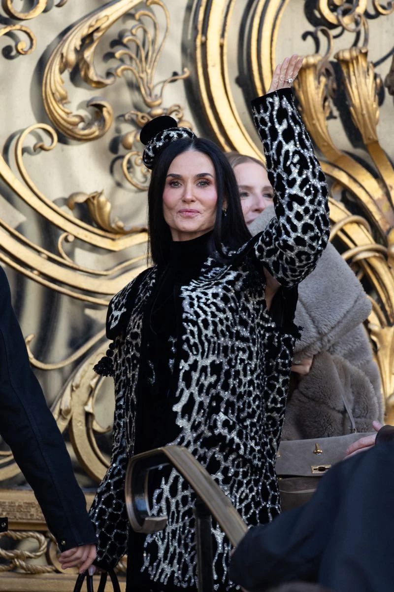 Demi Moore en el desfile de Schiaparelli en Paris Fashion Week