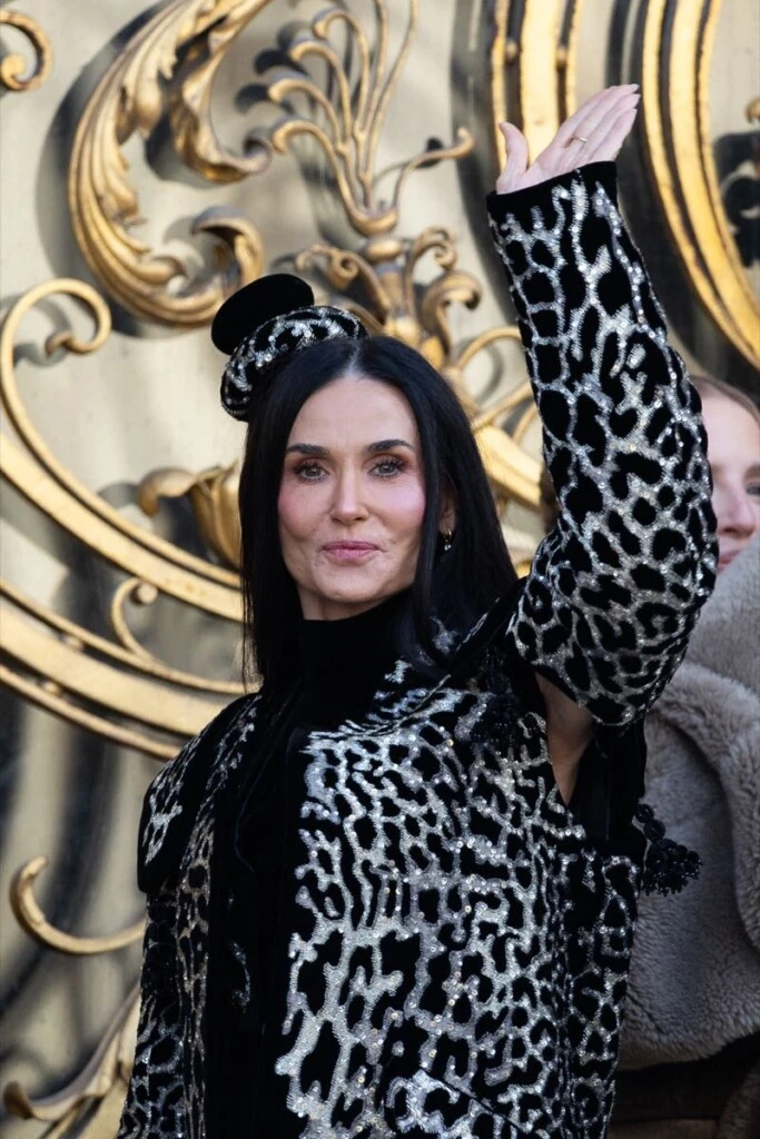 Demi Moore en el desfile de Schiaparelli en Paris Fashion Week