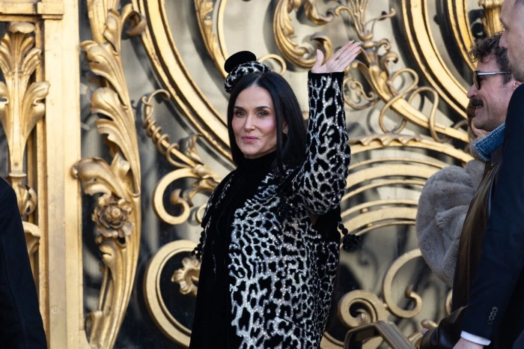 Demi Moore en el desfile de Schiaparelli en Paris Fashion Week