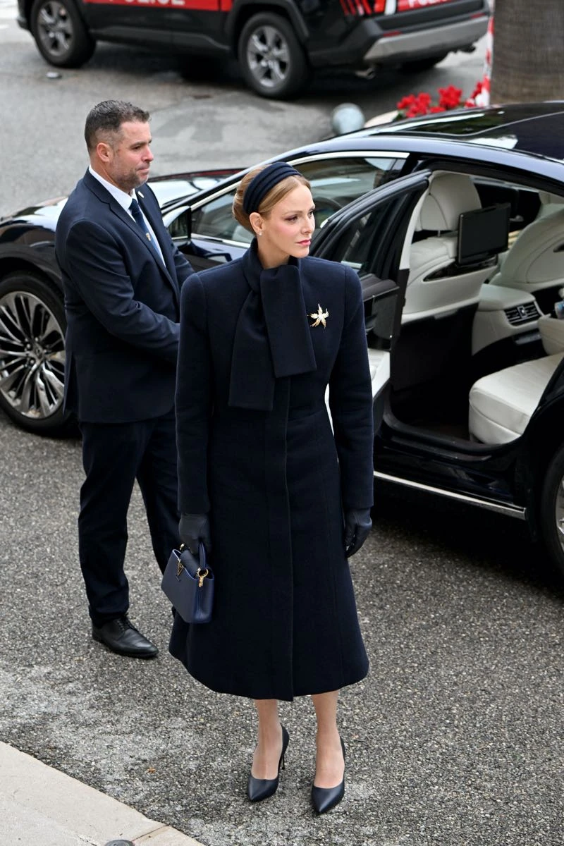 La princesa Charlène adelantó cuál será el abrigo estrella del invierno 2026.