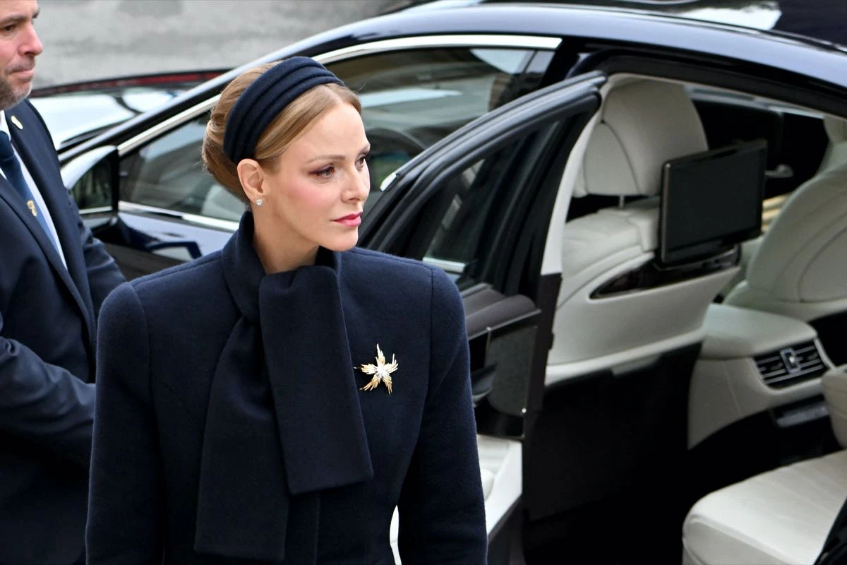 Charlène con un look solemne y súper chic.
