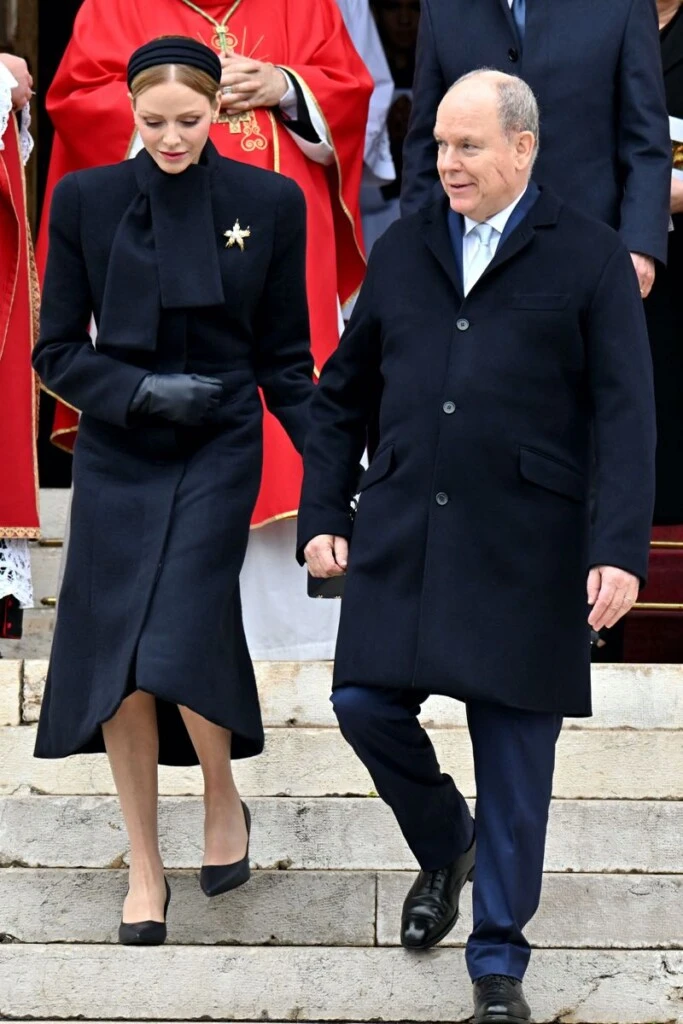 La princesa Charlène adelantó cuál será el abrigo estrella del invierno 2026.