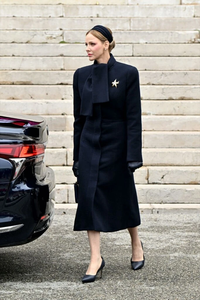 La princesa Charlène adelantó cuál será el abrigo estrella del invierno 2026.