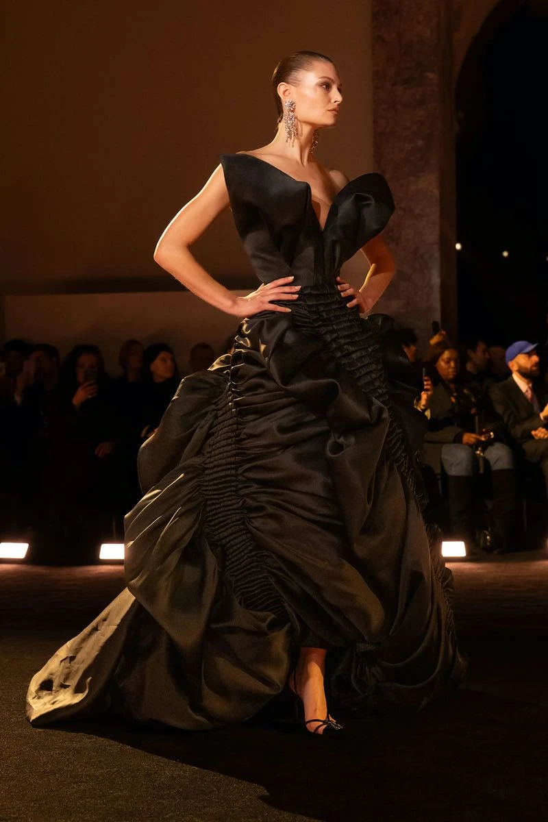 Desfile de Schiaparelli "Colección Alta Costura primavera verano 2026"en París.