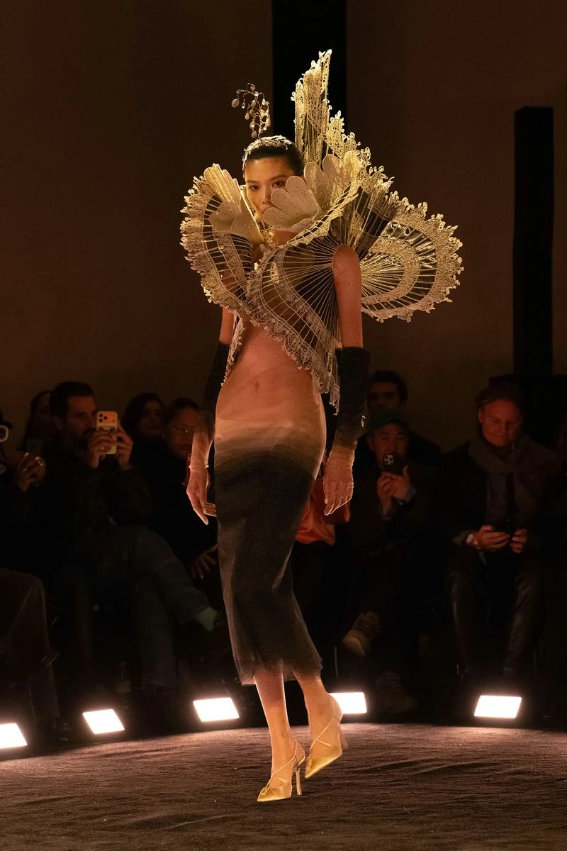 Desfile de Schiaparelli "Colección Alta Costura primavera verano 2026"en París.