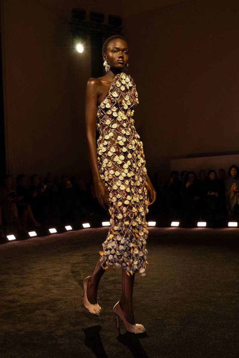 Desfile de Schiaparelli "Colección Alta Costura primavera verano 2026"en París.