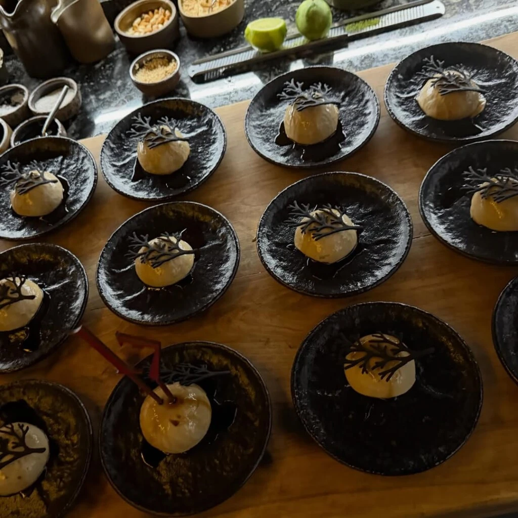 La celebración se llevó a cabo en un restaurante de alta gama y contó con un menú por pasos, donde la comida asiática fue la gran protagonista.