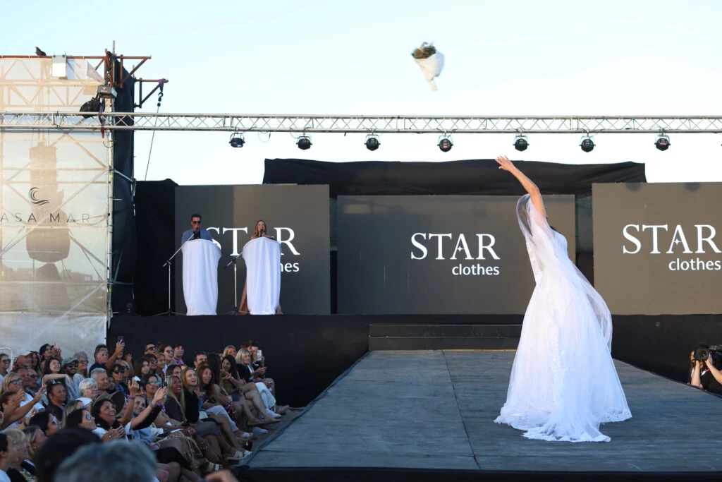 Sofía Jujuy sumó emoción y glamour vestida de novia y lanzando el ramo al público.