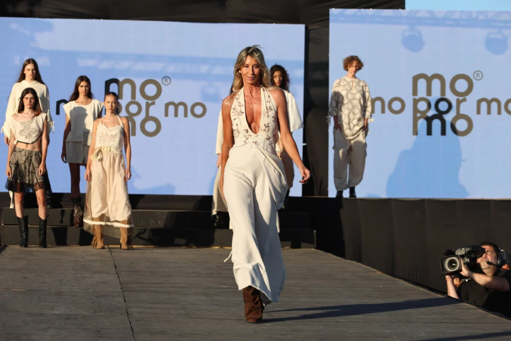 Soledad Solaro en un mono full white con estampados y escote en V.