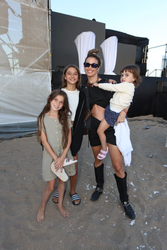 Chechu Bonelli junto a sus hijas Lupe, Carmela y Amelia.