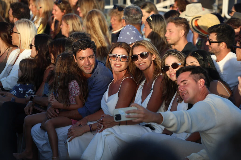 El intendente de Pinamar Javier Ibarguren junto con Pamela David y sus hermanos posando en una selfie.