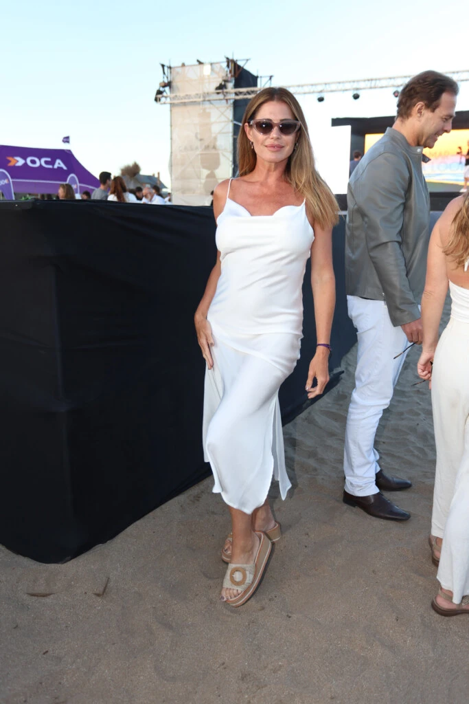 Pamela David posó en un vestido largo color blanco.