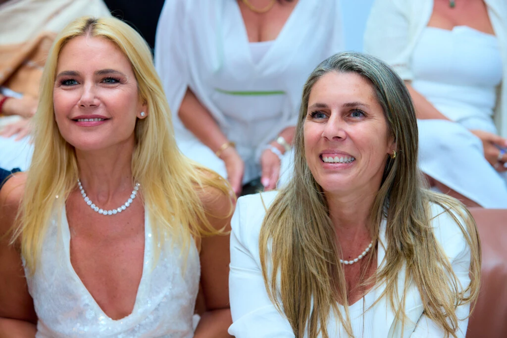 Valeria Mazza deslumbró en el Summer Runway de la Torre Trump Punta del Este con un impactante look total white